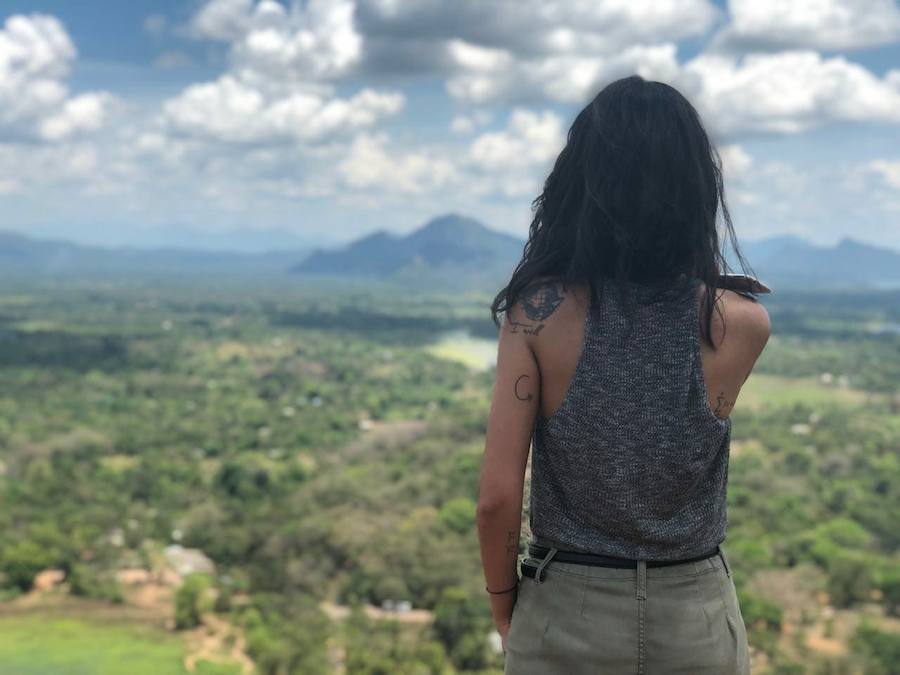 María Pastor, observando una zona de bosque en Sri Lanka.