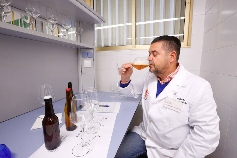 Catadores expertos analizan la calidad de aceites, vinos, frutas y hortalizas, ginebras, pan...  Puedes leer el reportaje completo aquí