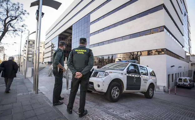 Dos agentes de la Guardia Civil en el acceso a los juzgados