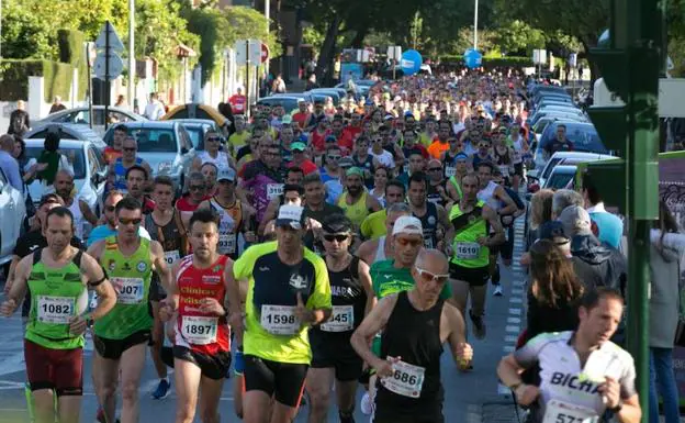 Masiva salida de la Media Maratón desde el Zaidín. 