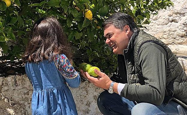 El candidato del Partido Popular, Carlos Rojas, juega con su hija durante la jornada de reflexión.