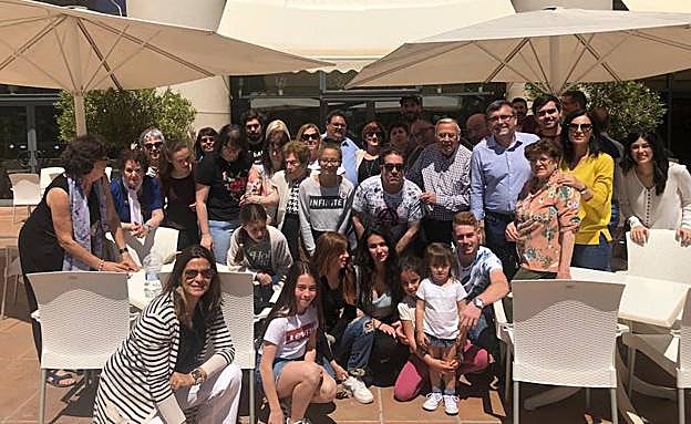 José Antonio Montilla, cabeza de lista del PSOE por Granada, posa junto a otros 50 miembros de la familia Martos en Alicante.