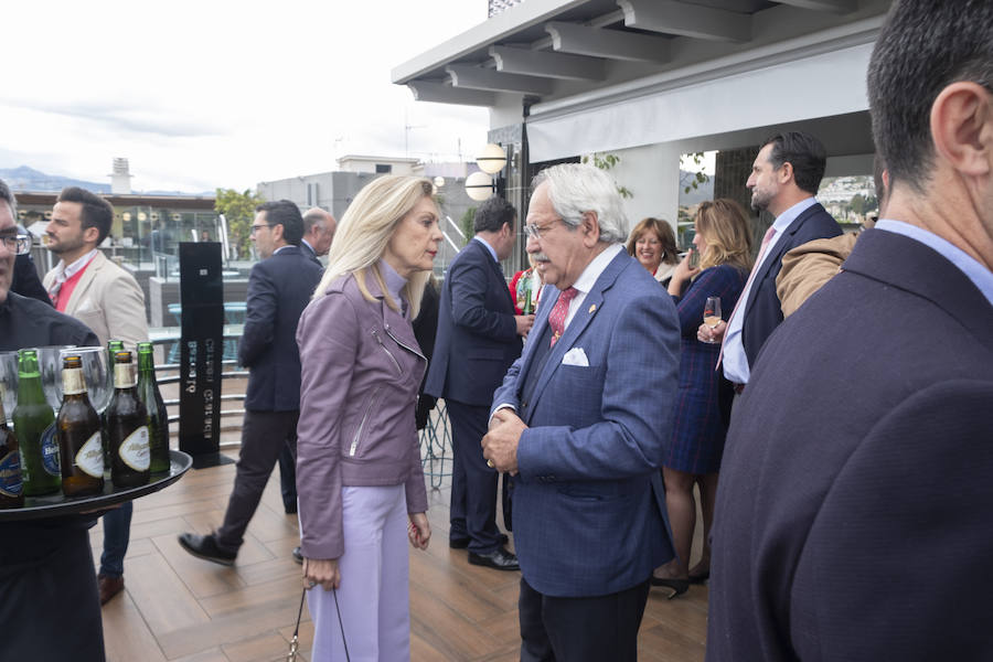 Amigos, familiares y compañeros del mundo empresarial y de la Federación Provincial de Hostelería despidieron a Trinitario Betoret como presidente de la institución, cargo que dejó antes de ser incluido en la lista del PP para el Ayuntamiento de Granada en las próximas elecciones municipales, una plaza a la que finalmente ha renunciado por motivos personales. La cita fue en la terraza del Hotel Carmen.