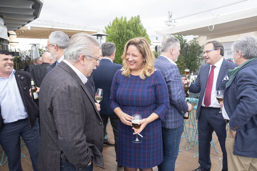 Amigos, familiares y compañeros del mundo empresarial y de la Federación Provincial de Hostelería despidieron a Trinitario Betoret como presidente de la institución, cargo que dejó antes de ser incluido en la lista del PP para el Ayuntamiento de Granada en las próximas elecciones municipales, una plaza a la que finalmente ha renunciado por motivos personales. La cita fue en la terraza del Hotel Carmen.