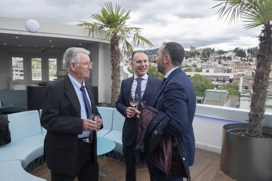 Amigos, familiares y compañeros del mundo empresarial y de la Federación Provincial de Hostelería despidieron a Trinitario Betoret como presidente de la institución, cargo que dejó antes de ser incluido en la lista del PP para el Ayuntamiento de Granada en las próximas elecciones municipales, una plaza a la que finalmente ha renunciado por motivos personales. La cita fue en la terraza del Hotel Carmen.
