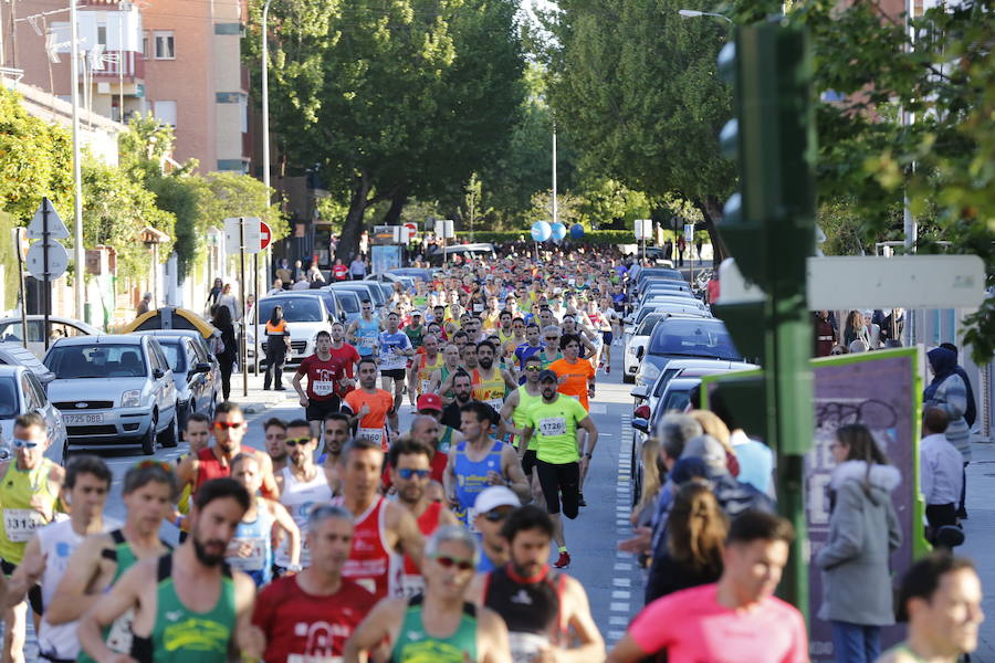 Los corredores han salido desde la avenida Emperador Carlos V del Zaidín