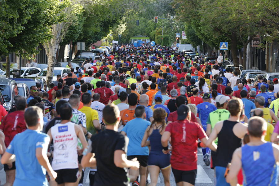 Los corredores han salido desde la avenida Emperador Carlos V del Zaidín