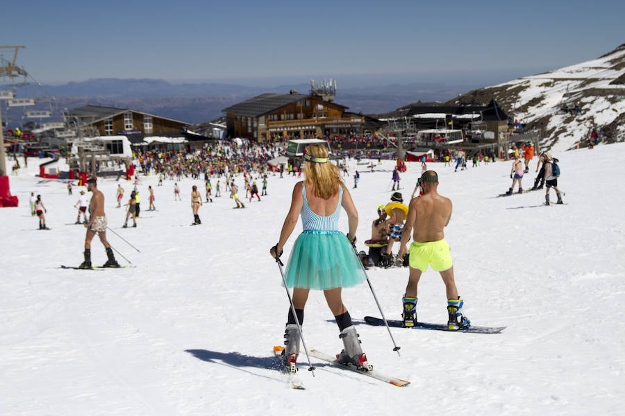 500 de esquiadores y snowboarders han participado este sábado en la VII Bajada en Bañador