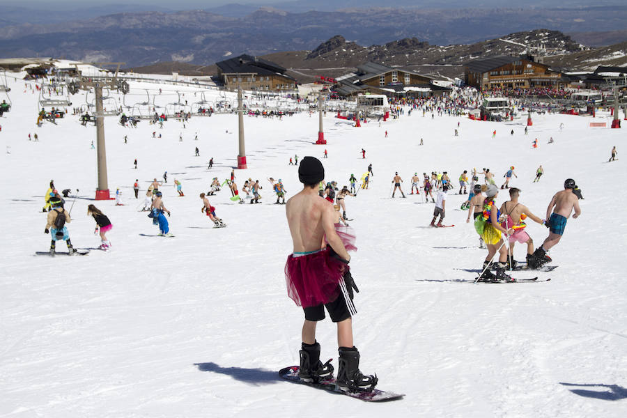 500 de esquiadores y snowboarders han participado este sábado en la VII Bajada en Bañador