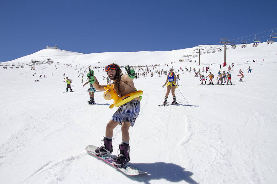 500 de esquiadores y snowboarders han participado este sábado en la VII Bajada en Bañador