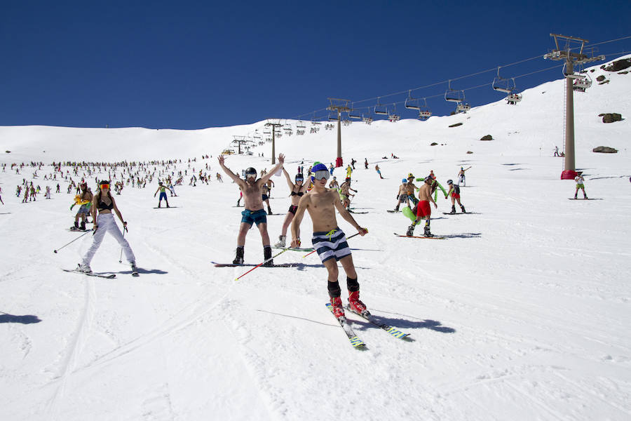 500 de esquiadores y snowboarders han participado este sábado en la VII Bajada en Bañador