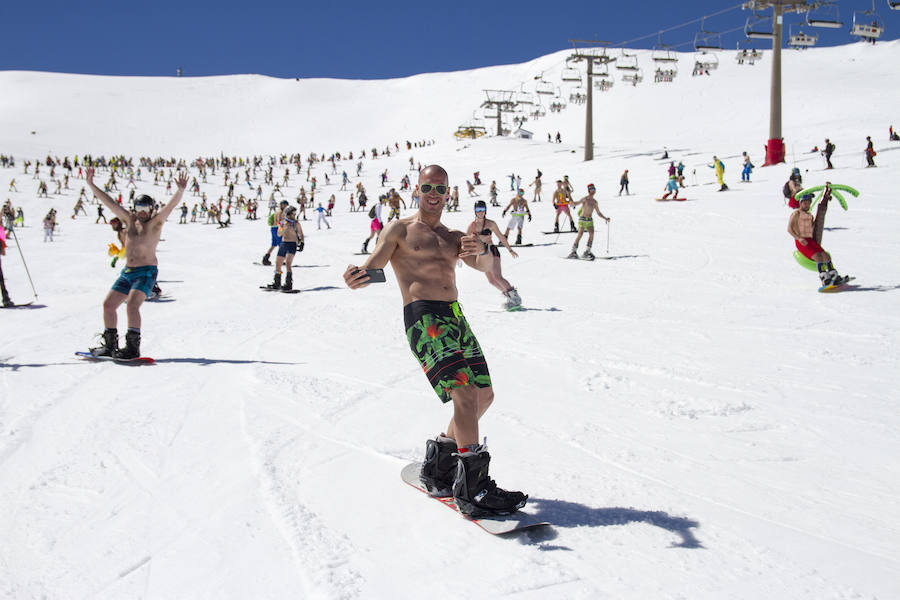 500 de esquiadores y snowboarders han participado este sábado en la VII Bajada en Bañador