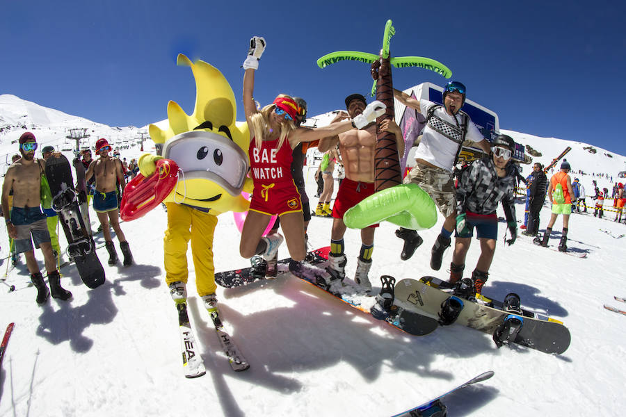 500 de esquiadores y snowboarders han participado este sábado en la VII Bajada en Bañador