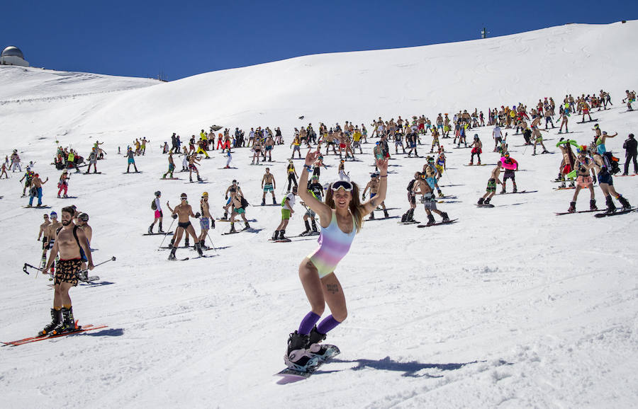 500 de esquiadores y snowboarders han participado este sábado en la VII Bajada en Bañador
