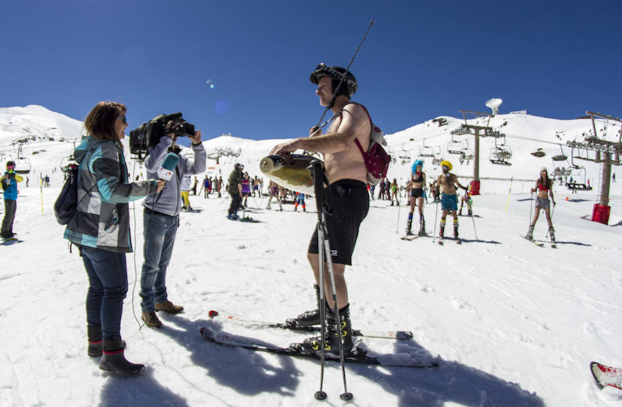 500 de esquiadores y snowboarders han participado este sábado en la VII Bajada en Bañador