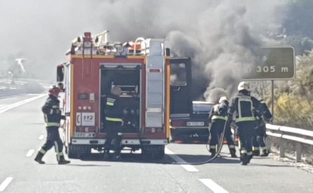 Imagen principal - Un coche ardiendo provoca el corte al tráfico de la A-44 durante unos minutos