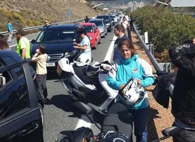 Imagen secundaria 1 - Un coche ardiendo provoca el corte al tráfico de la A-44 durante unos minutos