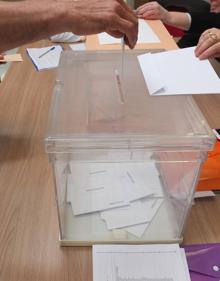 Imagen secundaria 2 - Diversas escenas de la jornada de votaciones en Almería. 