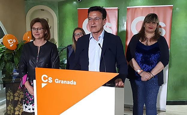 Luis Salvador, coordinador provincial de Cs Granada valora los resultados elecotorales en el hotel Los Ángeles. Fran Hervías entró por videoconferencia desde Madrid.
