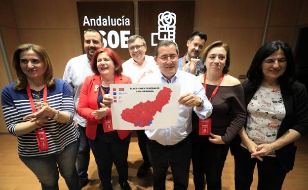 El presidente provincial, José Entrena, celebra en el centro la victoria en la mayoría de los municipios de la provincia. 