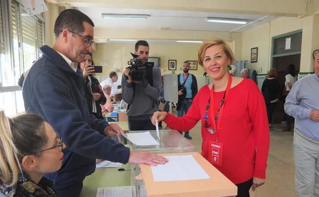 Sonia Ferrer Tesoro, número dos del PSOE al Congreso, vota en el Colegio Madre de la Luz de Almería. 