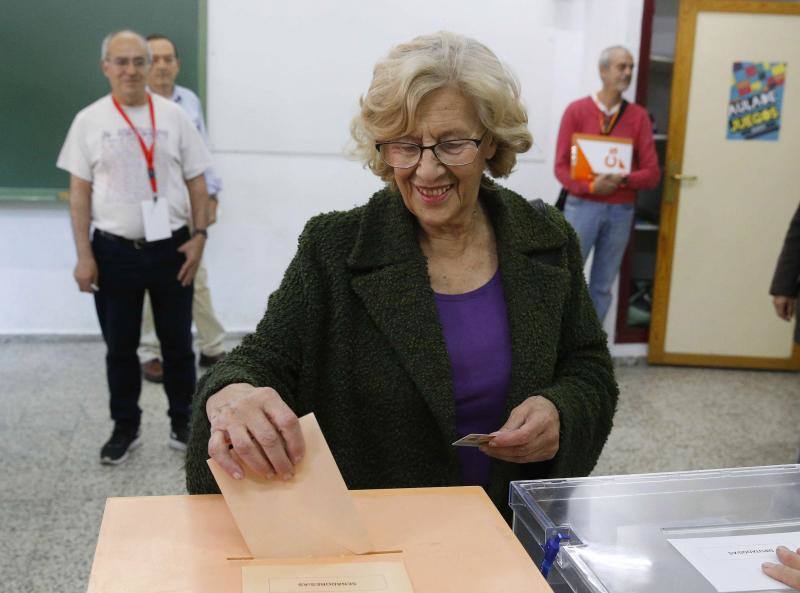 Fotos de la jornada electoral, candidatos y anécdotas en las votaciones de las elecciones generales 28A. En la imagen, la alcaldesa de Madrid, Manuela Carmena, 