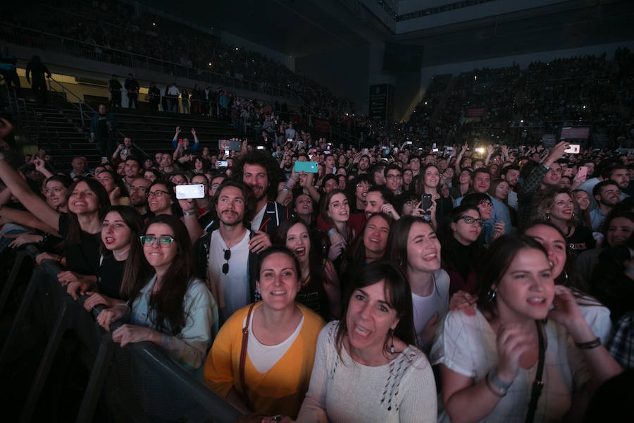 La banda desplegó un montaje escénico con pantallas gigantes e impactantes puntos de luz en la puesta de largo de 'Autoterapia'