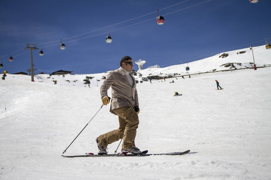 La bajada de la Peña Telemarkera Rikitaum cerró el programa de recaudación de fondos para la lucha contra esta enfermedad