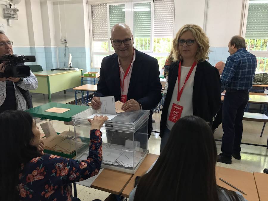 Miembros del PSOE, PP o Vox se han dejado ver ya por los colegios electorales