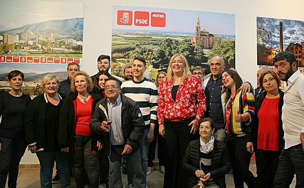 La alcaldesa de Motril, Flor Almón, rodeada de militantes en la sede del PSOE.