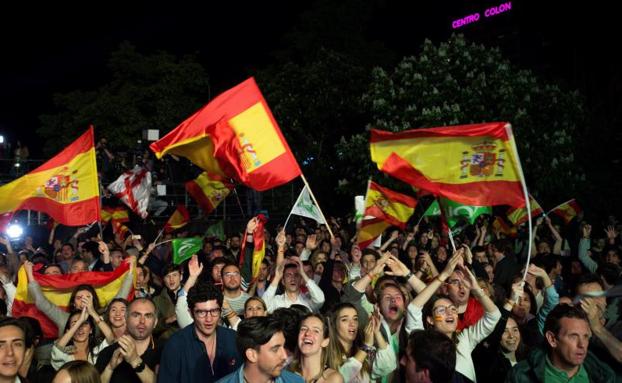 Simpatizantes de Vox, anoche en Madrid. 