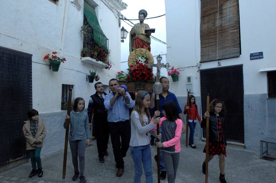 La iglesia de este municipio alpujarreño posee imágenes de gran valor y una colección de indumentaria litúrgica, alguna bordada con hilos de oro y plata