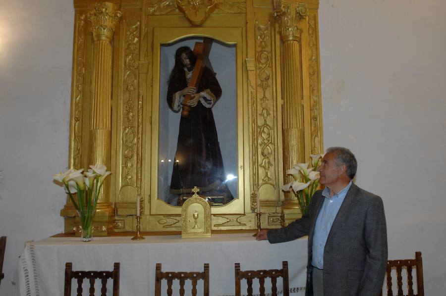 La iglesia de este municipio alpujarreño posee imágenes de gran valor y una colección de indumentaria litúrgica, alguna bordada con hilos de oro y plata