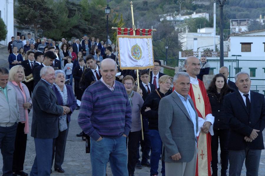 La iglesia de este municipio alpujarreño posee imágenes de gran valor y una colección de indumentaria litúrgica, alguna bordada con hilos de oro y plata