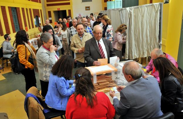 Cola para votar en Linares, durante las elecciones generales del pasado domingo. 