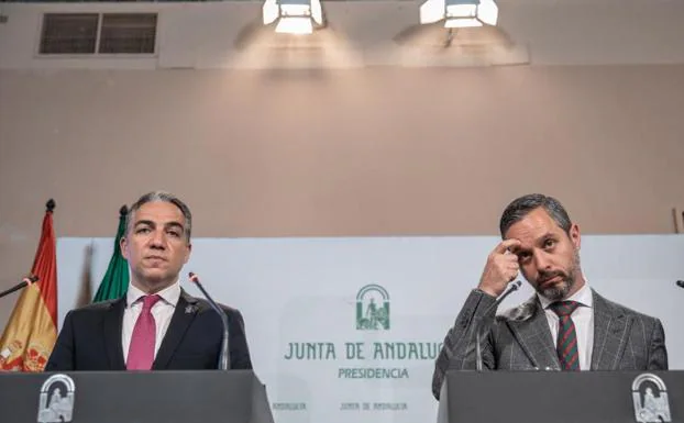 El consejero de la Presidencia, Elias Bendodo (i) junto al consejero de Hacienda, Industria y Energía, Juan Bravo (d)