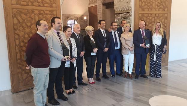 Premiados y representantes políticos y cofrades, en la entrega.