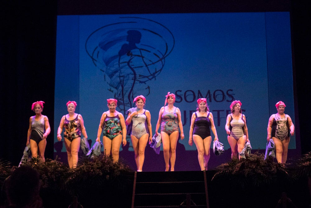 Con el silencio de la sala, en la pantalla se pudieron ver las imágenes de las modelos mostrando sus pechos o, mejor dicho, la falta de ellos en muchos casos. Son mujeres que han padecido cáncer de mama y que querían mostrarse así, al natural. Modelos veteranas, como Nani Aguilar, Antonia Rueda, Cristina Alonso, Conchi Ruiz, Elena Velayos, Lourdes Cabrera, Merce Garzón que se incorporaba este año; junto a la presidenta de AMAMA, Encarna Guerrero. Hubo un recuerdo para Mari Carmen Jiménez, que falleció recientemente.