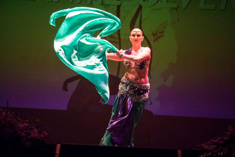 Con el silencio de la sala, en la pantalla se pudieron ver las imágenes de las modelos mostrando sus pechos o, mejor dicho, la falta de ellos en muchos casos. Son mujeres que han padecido cáncer de mama y que querían mostrarse así, al natural. Modelos veteranas, como Nani Aguilar, Antonia Rueda, Cristina Alonso, Conchi Ruiz, Elena Velayos, Lourdes Cabrera, Merce Garzón que se incorporaba este año; junto a la presidenta de AMAMA, Encarna Guerrero. Hubo un recuerdo para Mari Carmen Jiménez, que falleció recientemente.