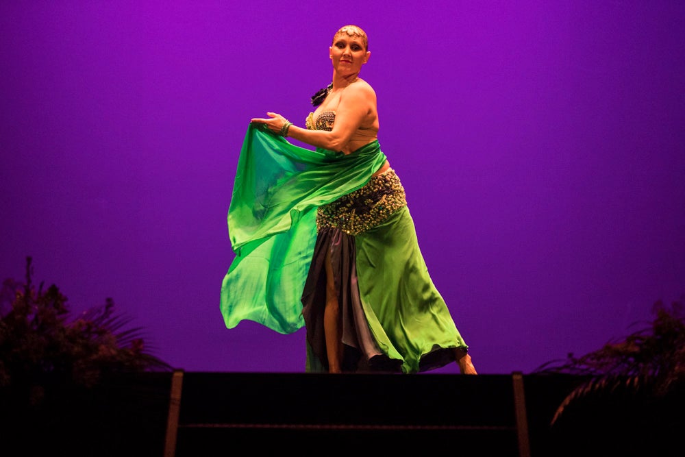 Con el silencio de la sala, en la pantalla se pudieron ver las imágenes de las modelos mostrando sus pechos o, mejor dicho, la falta de ellos en muchos casos. Son mujeres que han padecido cáncer de mama y que querían mostrarse así, al natural. Modelos veteranas, como Nani Aguilar, Antonia Rueda, Cristina Alonso, Conchi Ruiz, Elena Velayos, Lourdes Cabrera, Merce Garzón que se incorporaba este año; junto a la presidenta de AMAMA, Encarna Guerrero. Hubo un recuerdo para Mari Carmen Jiménez, que falleció recientemente.
