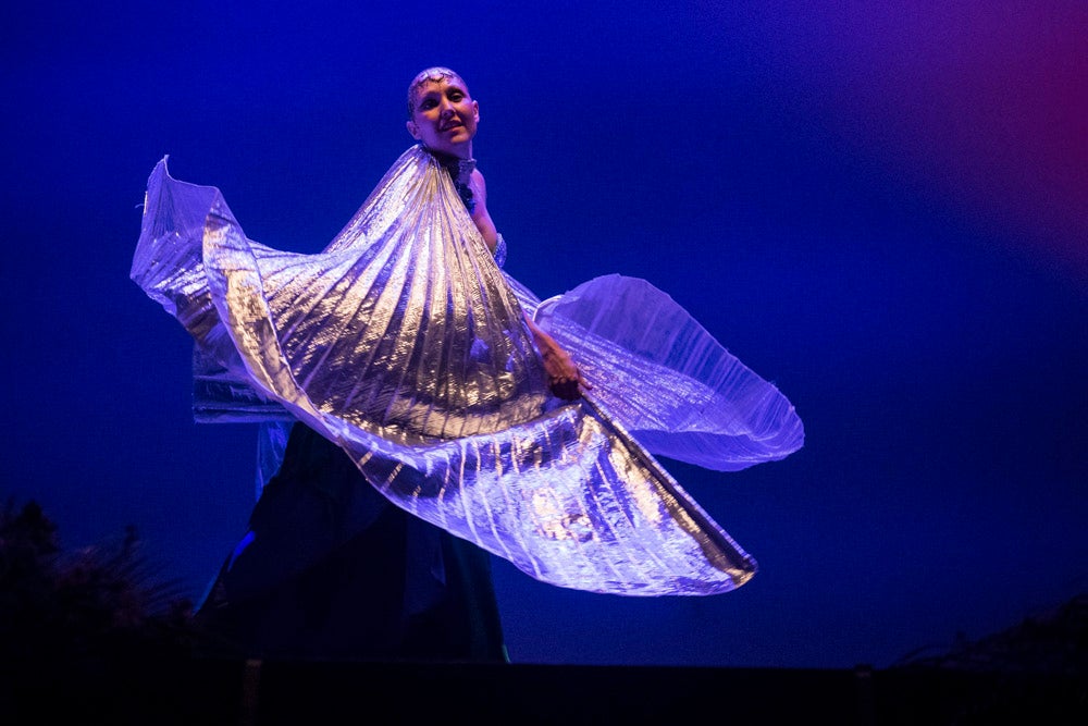 Con el silencio de la sala, en la pantalla se pudieron ver las imágenes de las modelos mostrando sus pechos o, mejor dicho, la falta de ellos en muchos casos. Son mujeres que han padecido cáncer de mama y que querían mostrarse así, al natural. Modelos veteranas, como Nani Aguilar, Antonia Rueda, Cristina Alonso, Conchi Ruiz, Elena Velayos, Lourdes Cabrera, Merce Garzón que se incorporaba este año; junto a la presidenta de AMAMA, Encarna Guerrero. Hubo un recuerdo para Mari Carmen Jiménez, que falleció recientemente.