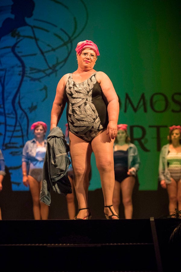 Con el silencio de la sala, en la pantalla se pudieron ver las imágenes de las modelos mostrando sus pechos o, mejor dicho, la falta de ellos en muchos casos. Son mujeres que han padecido cáncer de mama y que querían mostrarse así, al natural. Modelos veteranas, como Nani Aguilar, Antonia Rueda, Cristina Alonso, Conchi Ruiz, Elena Velayos, Lourdes Cabrera, Merce Garzón que se incorporaba este año; junto a la presidenta de AMAMA, Encarna Guerrero. Hubo un recuerdo para Mari Carmen Jiménez, que falleció recientemente.