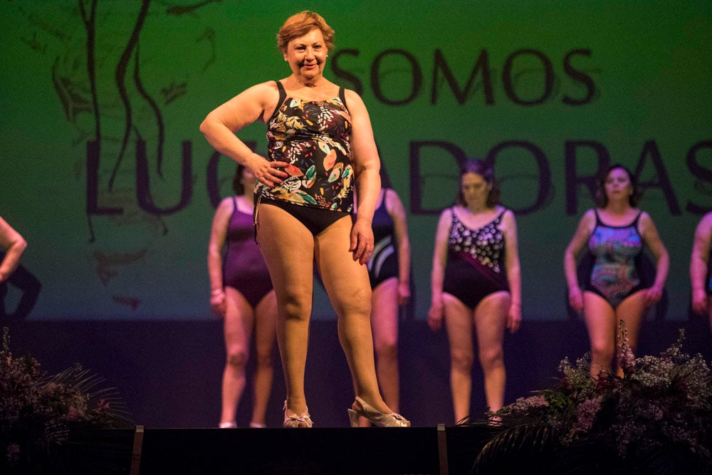 Con el silencio de la sala, en la pantalla se pudieron ver las imágenes de las modelos mostrando sus pechos o, mejor dicho, la falta de ellos en muchos casos. Son mujeres que han padecido cáncer de mama y que querían mostrarse así, al natural. Modelos veteranas, como Nani Aguilar, Antonia Rueda, Cristina Alonso, Conchi Ruiz, Elena Velayos, Lourdes Cabrera, Merce Garzón que se incorporaba este año; junto a la presidenta de AMAMA, Encarna Guerrero. Hubo un recuerdo para Mari Carmen Jiménez, que falleció recientemente.