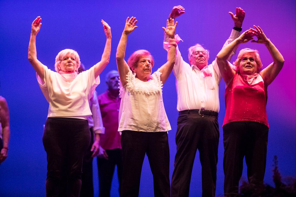 Con el silencio de la sala, en la pantalla se pudieron ver las imágenes de las modelos mostrando sus pechos o, mejor dicho, la falta de ellos en muchos casos. Son mujeres que han padecido cáncer de mama y que querían mostrarse así, al natural. Modelos veteranas, como Nani Aguilar, Antonia Rueda, Cristina Alonso, Conchi Ruiz, Elena Velayos, Lourdes Cabrera, Merce Garzón que se incorporaba este año; junto a la presidenta de AMAMA, Encarna Guerrero. Hubo un recuerdo para Mari Carmen Jiménez, que falleció recientemente.