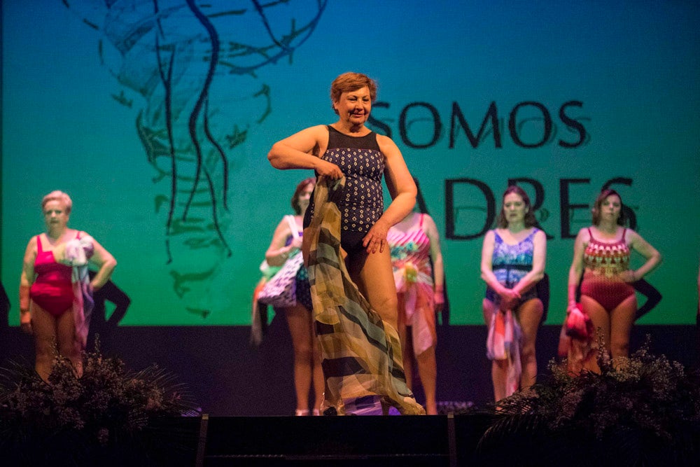 Con el silencio de la sala, en la pantalla se pudieron ver las imágenes de las modelos mostrando sus pechos o, mejor dicho, la falta de ellos en muchos casos. Son mujeres que han padecido cáncer de mama y que querían mostrarse así, al natural. Modelos veteranas, como Nani Aguilar, Antonia Rueda, Cristina Alonso, Conchi Ruiz, Elena Velayos, Lourdes Cabrera, Merce Garzón que se incorporaba este año; junto a la presidenta de AMAMA, Encarna Guerrero. Hubo un recuerdo para Mari Carmen Jiménez, que falleció recientemente.