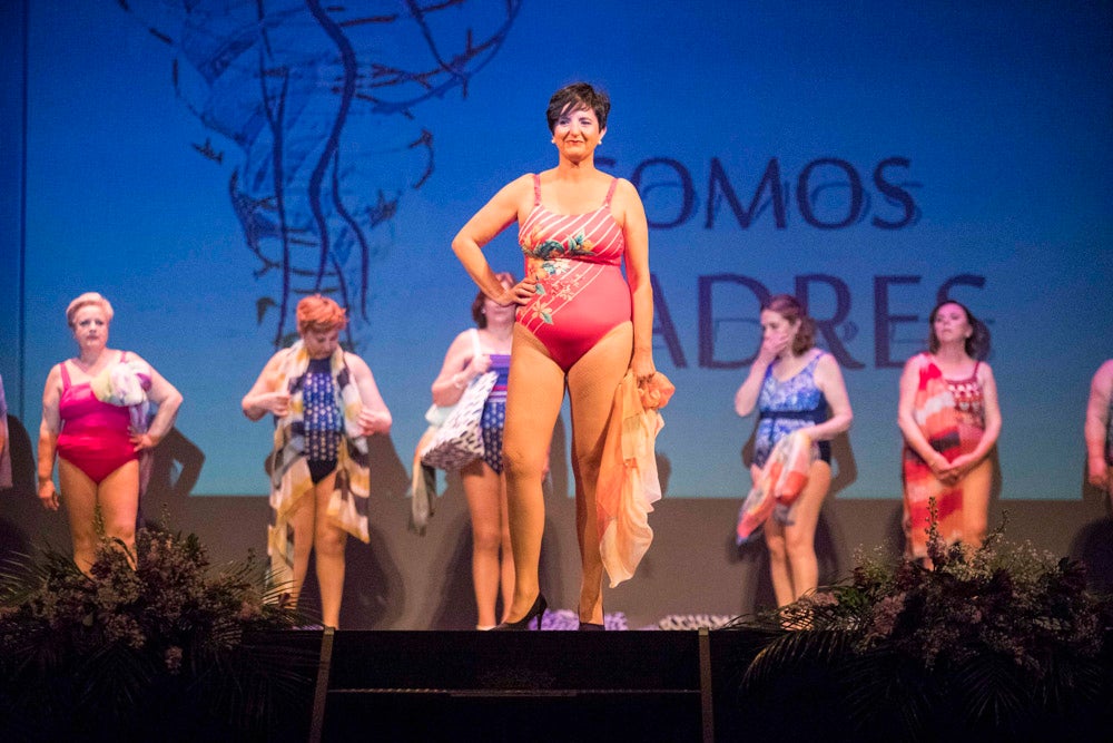 Con el silencio de la sala, en la pantalla se pudieron ver las imágenes de las modelos mostrando sus pechos o, mejor dicho, la falta de ellos en muchos casos. Son mujeres que han padecido cáncer de mama y que querían mostrarse así, al natural. Modelos veteranas, como Nani Aguilar, Antonia Rueda, Cristina Alonso, Conchi Ruiz, Elena Velayos, Lourdes Cabrera, Merce Garzón que se incorporaba este año; junto a la presidenta de AMAMA, Encarna Guerrero. Hubo un recuerdo para Mari Carmen Jiménez, que falleció recientemente.