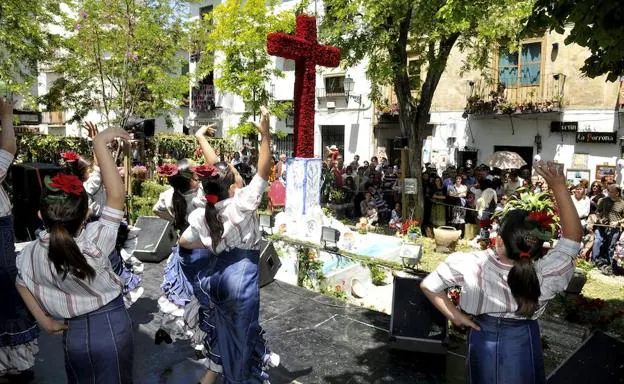 Todo lo que debes saber sobre el Día de la Cruz en Granada: mapa, horario, barras y actividades