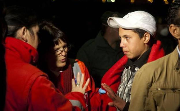 Un menor es atendido por la Cruz Roja en Motril tras llegara en patera