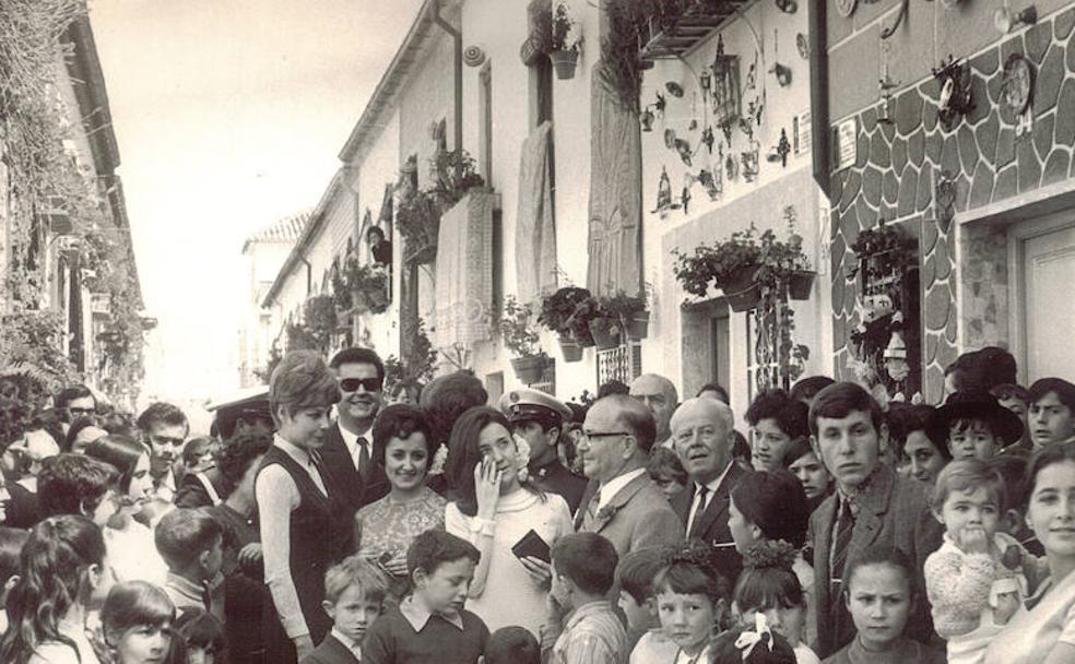 Laura Valenzuela, rodeada de niños y niñas durante el Día de la Cruz de 1969.
