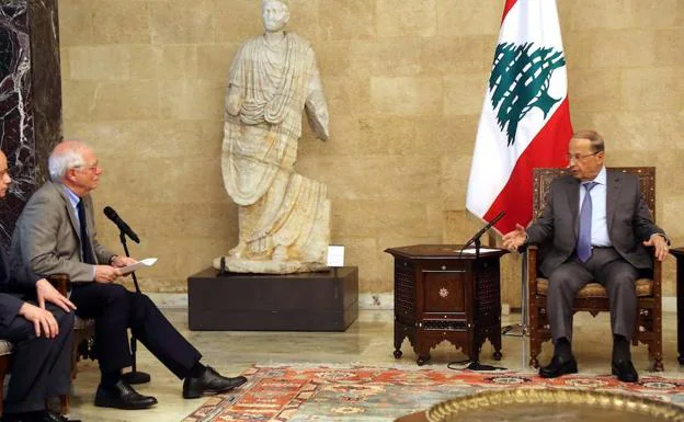 El ministro español de Exteriores en funciones, Josep Borrell (i), conversa con el presidente libanés, Michel Aoun.